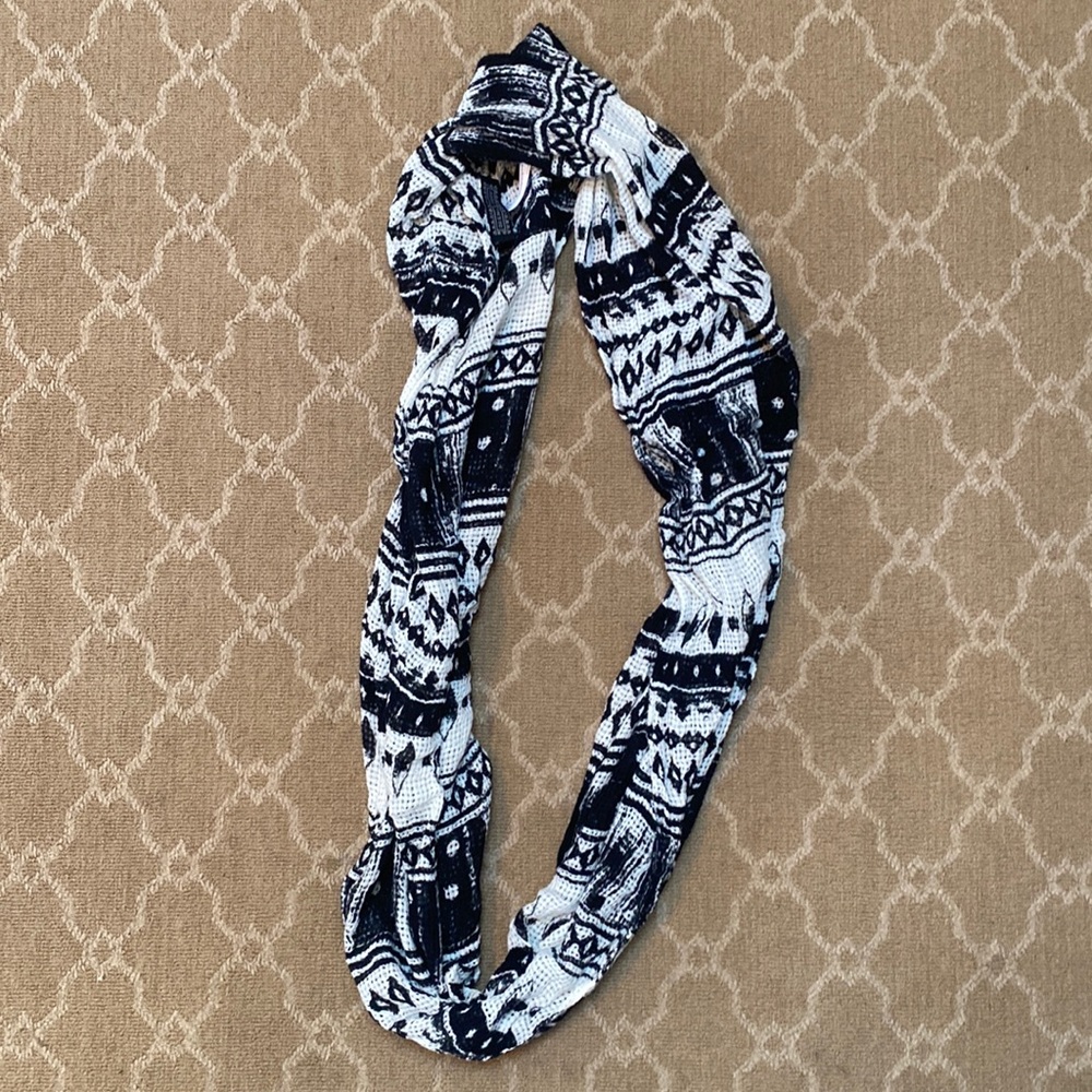UO INFINITY SCARF